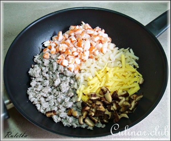Вьетнамские рулеты из рисовой бумаги с соусом нуок чам.