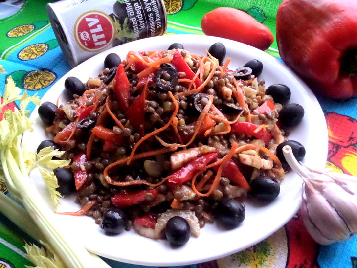 Чечевица с овощами и маслинами
