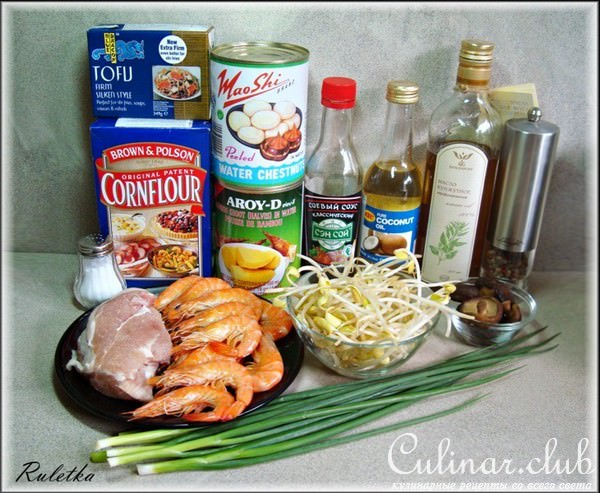 Вьетнамские рулеты из рисовой бумаги с соусом нуок чам.
