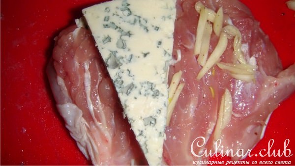 Голени курицы с сыром Blue и дыней.