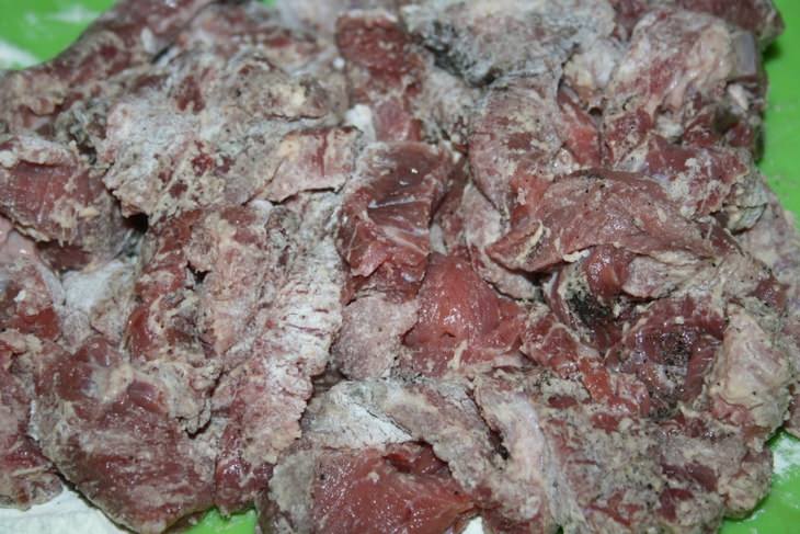 Пенне ригате с мясным соусом с грибами "Аля бефстроганов"