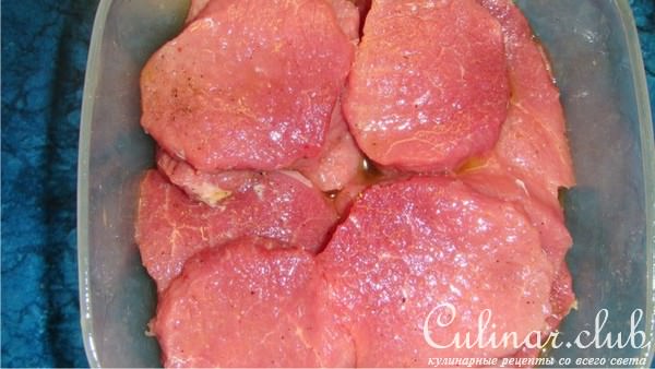 Филе телятины с боровиками, сыром и фисташками.