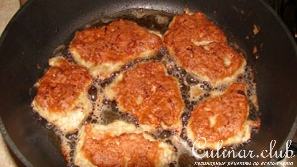 Мясные оладьи с соусом