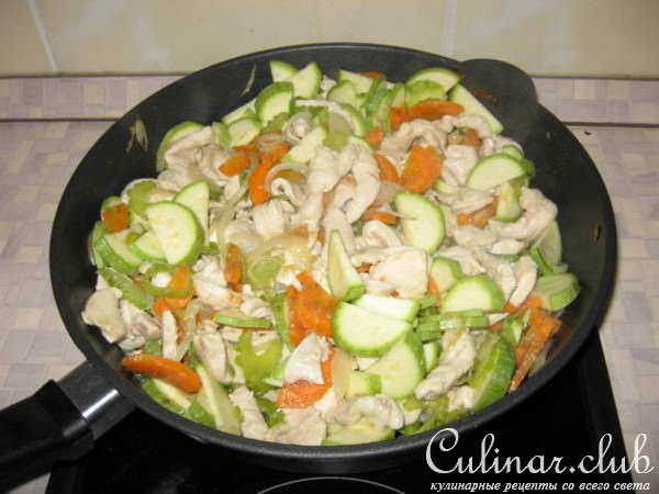 Куриное филе с овощами и фунчозой
