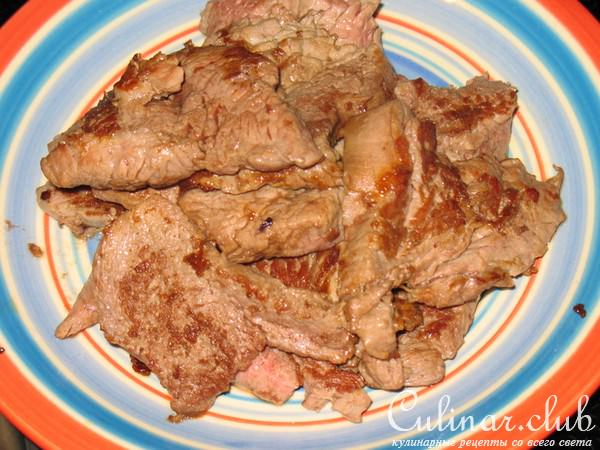 Разноцветная капуста с мясом и орехами.