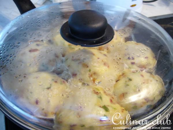 Паровые булочки (Dampfnudeln) с куриным соусом