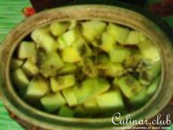 Тушеный цыпленок под кабачками