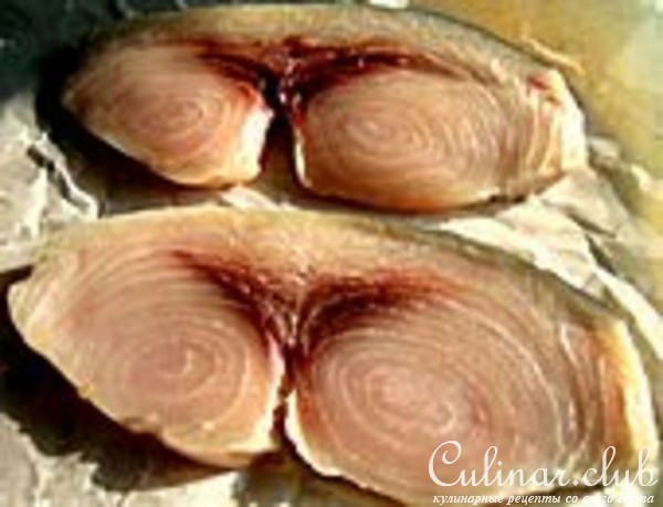 Маринованная рыба-меч с овощами.
