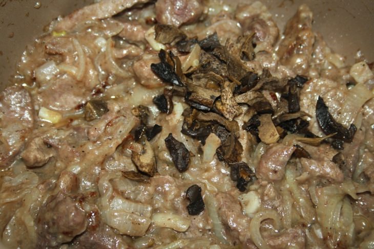 Пенне ригате с мясным соусом с грибами "Аля бефстроганов"