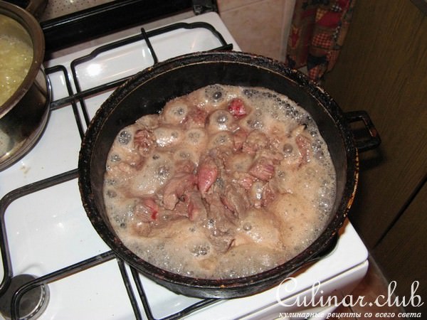 Мясо с грибами и овощами тушеное в вине