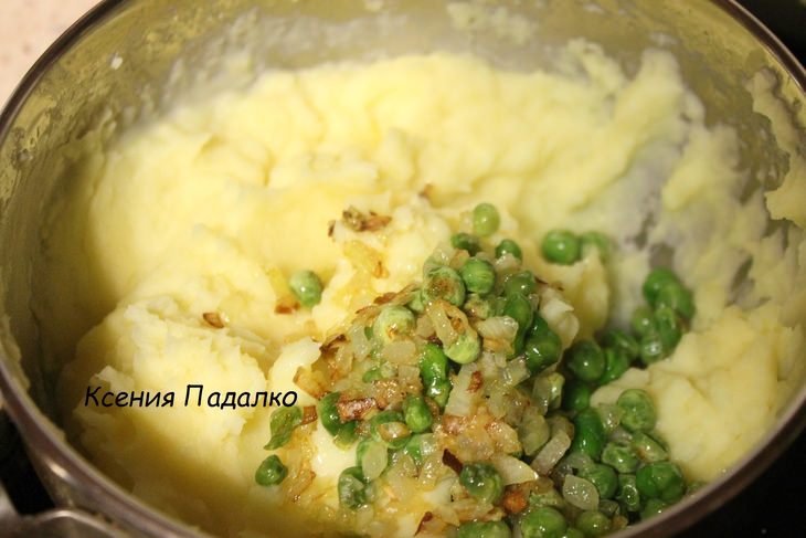 Нежная курочка с гарниром из картофеля и горошка