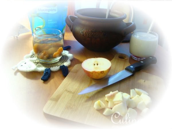 Рисовая,молочная каша с яблоком и сухофруктами из духовки.