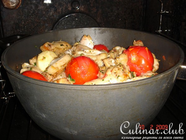 Маринованные куриные куски запечёные с картошкой