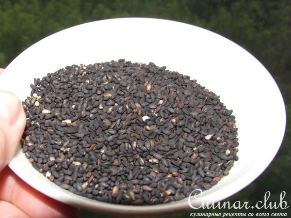 куриное филе, маринованное в красном уксусе, оливковом масле, коричневом сахаре и черном кунжуте