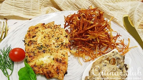 Куриная грудка с картофелем "фри" и сливочно-грибным соусом.