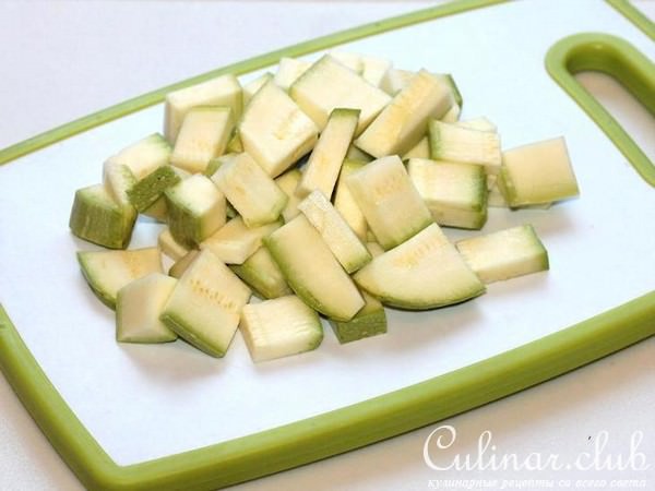 Нежная томатная запеканка с сухарями и кабачком