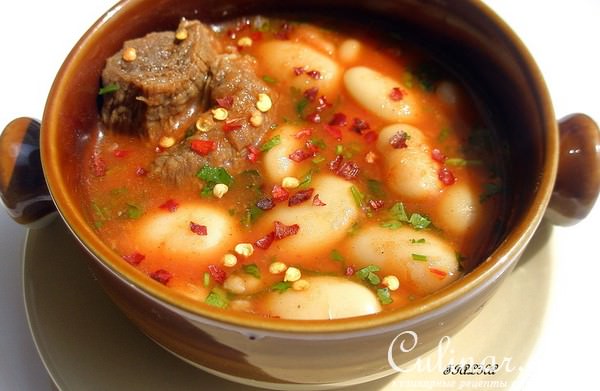 Белая крупная фасоль с мясом в томатном соусе по арабски