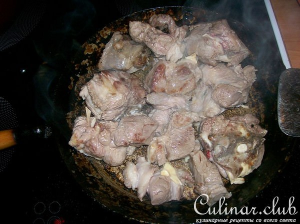 Баранина с фасолью и овощами в горшочках