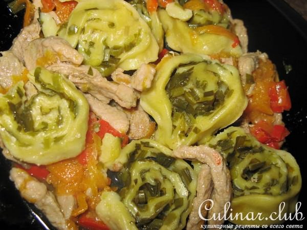 Мясо с рулетиками в горшочке