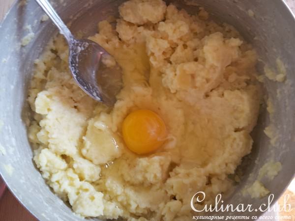 Картофельная запеканка с грудинкой и яичницей .
