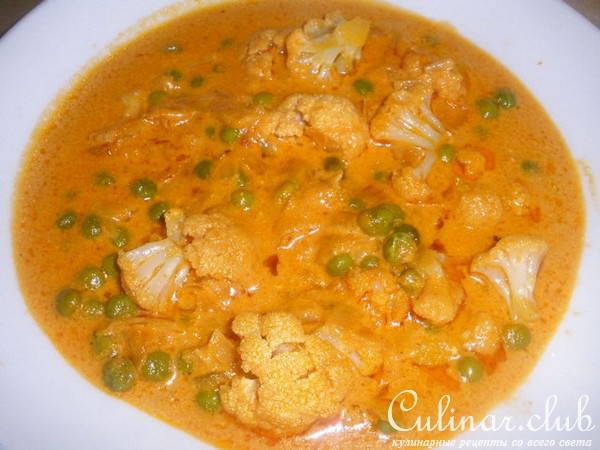 Карри из цветной капусты с горошком