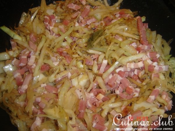 Тушёная капуста с жареной картошкой и беконом