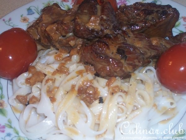 свинные рёбрышка с рисовой лапшой.