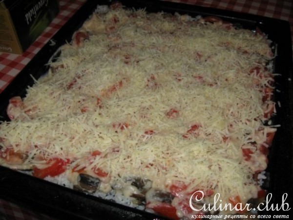 Шампиньйоны, которые пеклись с рисом и помидорами