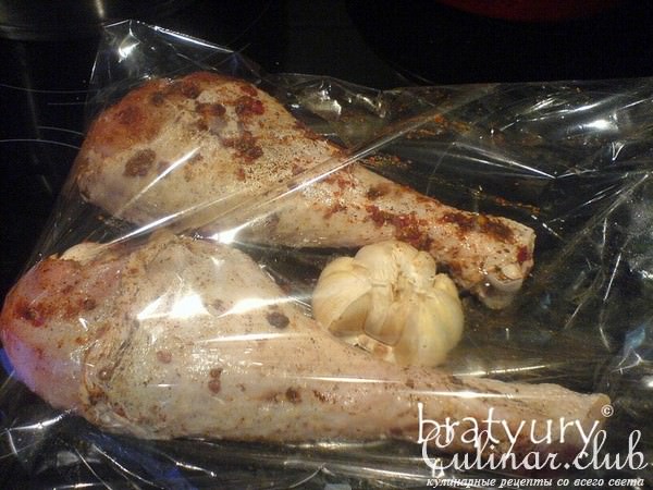 Картофель, шпигованный чесноком, к ножкам индейки