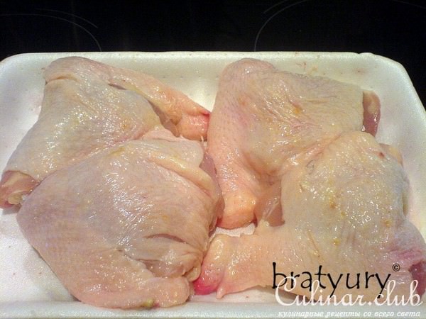 Куриные бедрышки, запечённые в листьях квашеной капусты