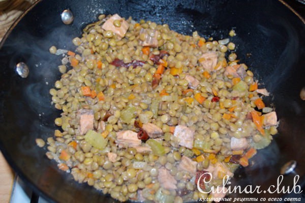 Чечевица с овощами и форелью