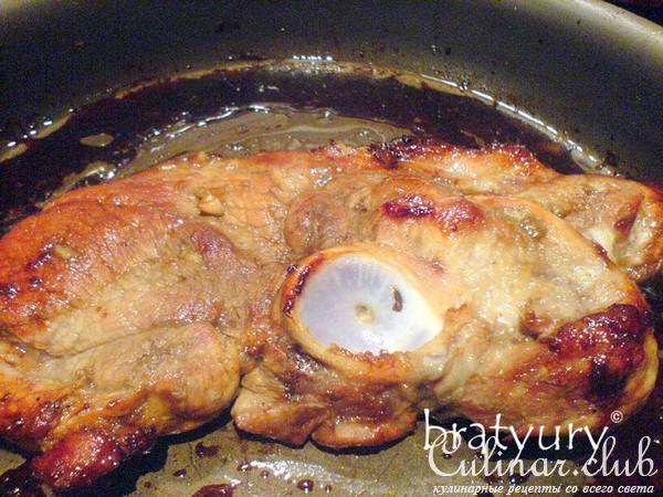 Свиная лопатка, запечённая с сахаром, чесноком и соевым соусом