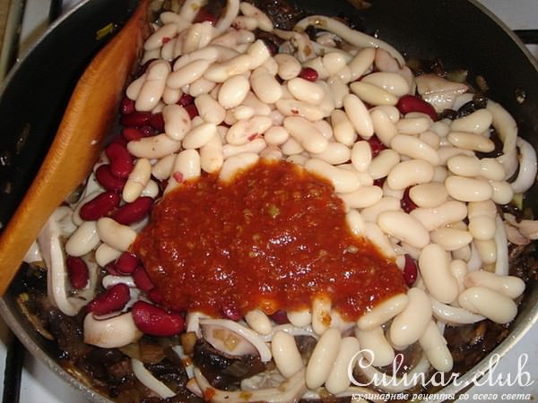 фасоль с грибами и кальмарами
