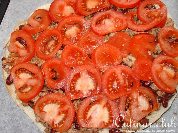Запечённая лепёшка с зелёным салатом.