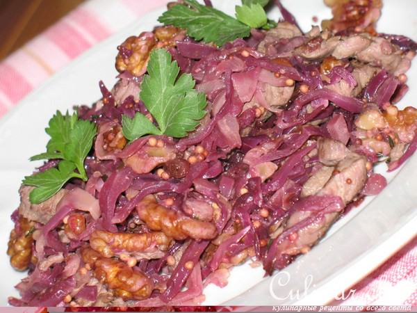 Разноцветная капуста с мясом и орехами.