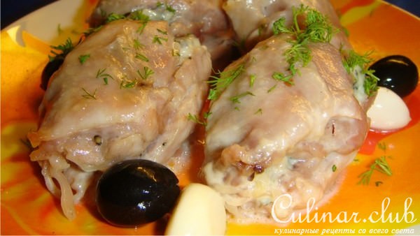 Голени курицы с сыром Blue и дыней.