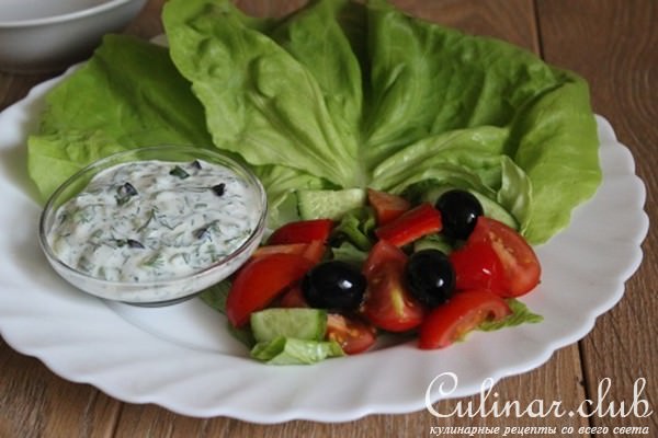 Шашлычки из курицы с соусом и салатом в средиземноморском стиле