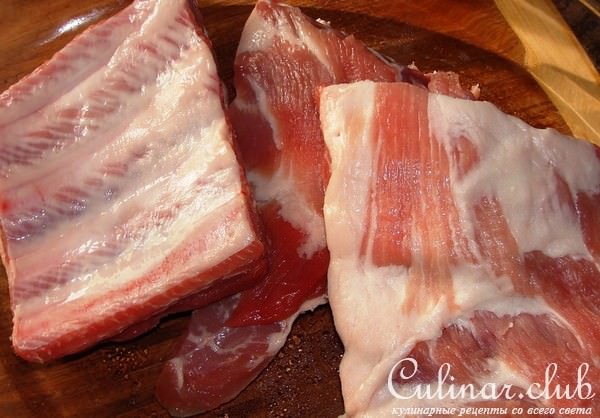 запечёные свиные рёбрышки с соусом