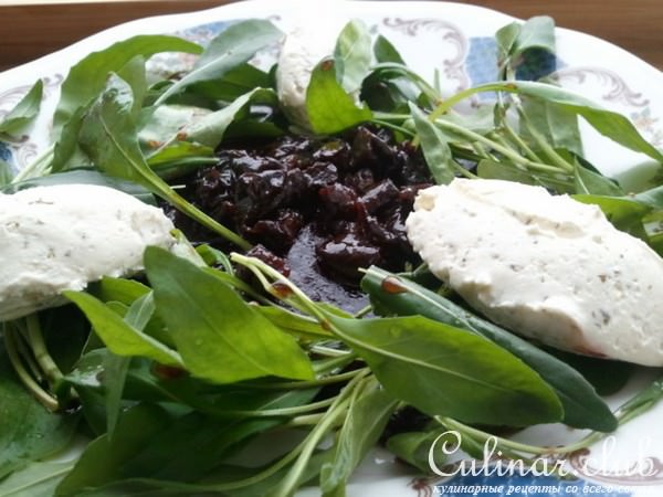 Салат из свеклы с творожным сыром, рукколой и черносливом