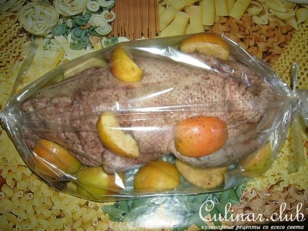 Утка, утомлённая с яблоками.