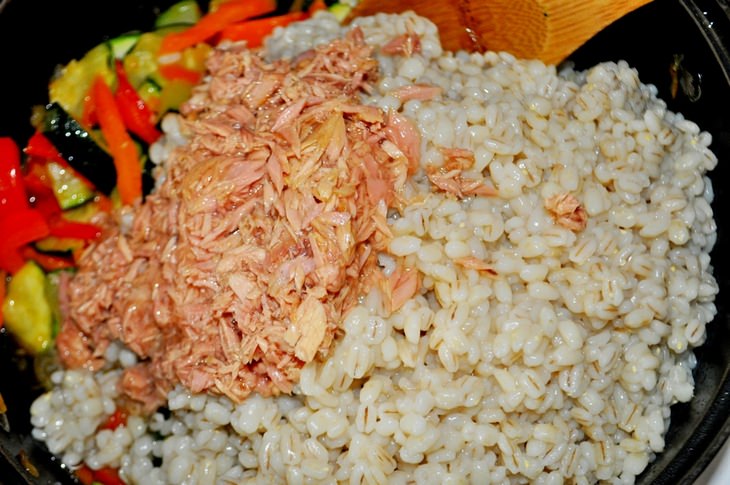 Перловая каша с овощами и тунцом.