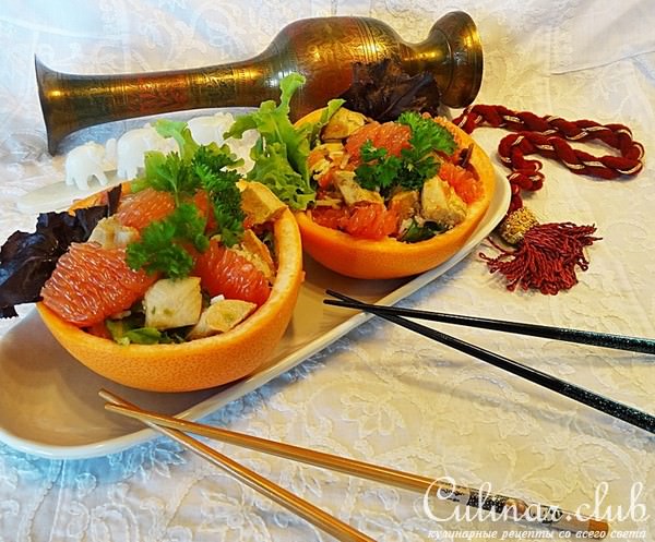 Салат с курицей и грейпфрутом.