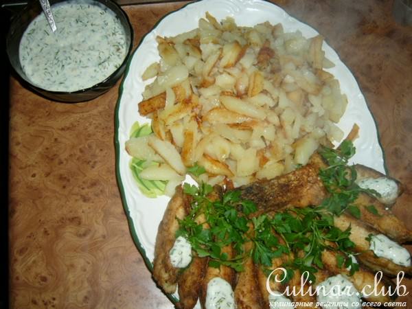 "Пелингас жаренный с соусом и картофелем"