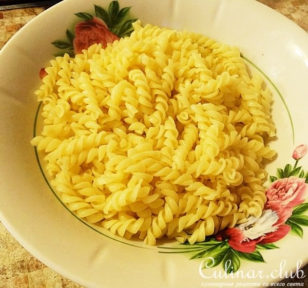 Паста фузилли с беконом и грибами.