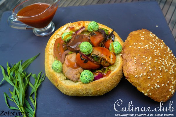 Копчёные рёбрышки, с овощами, мятным сыром, соусом барбекю, в булке из цельной муки.