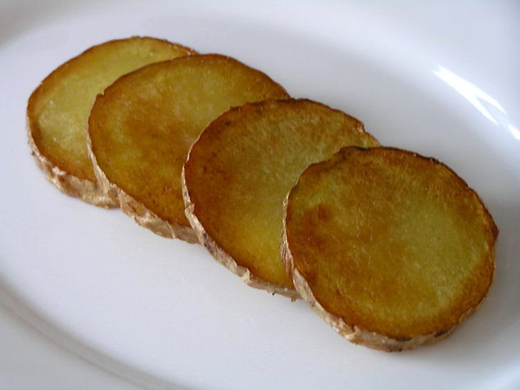 Жареный картофель с овощным рагу и чесноком