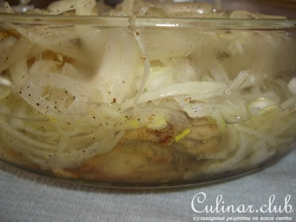 Куриные окорочка тушеные с луком