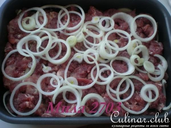 Свинина запеченная с картофелем в сливочно-грибном соусе