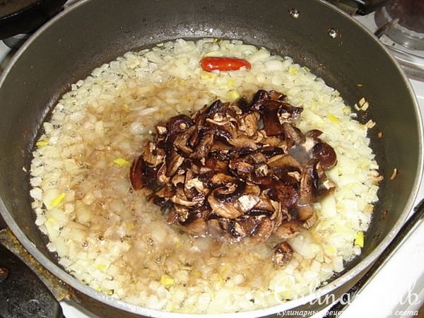 фасоль с грибами и кальмарами