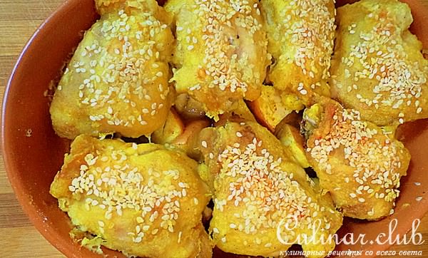 Бедрышки цыпленка запеченные на яблочной перинке с острой приправой и кунжутом.